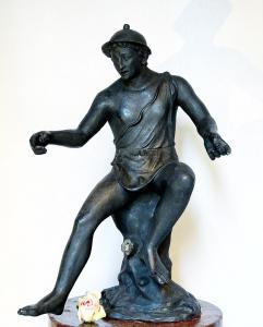 Raffinierte Bronzeskulptur in Patina, nach antikem Vorbild, die eine mythologische und wohltätige Figur darstellt.